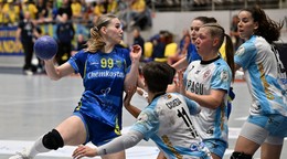 Na snímke vľavo s loptou Barbora Sabovová (Michalovce) v prvom zápase finále Európskeho pohára EHF v hádzanej žien.