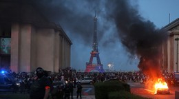 Auto horí a ohňostroj exploduje po tom, čo fanúšikovia Paríža St. Germain oslavujú obhajobu titulu pred Eiffelovou vežou v Paríži po finálovom dueli Ligy majstrov.