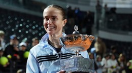 Elina Svitolinová sa teší z trofeje pre víťazku turnaja v Ríme.