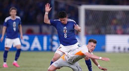 Wataru Endó v drese Japonska.