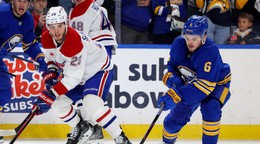 Juraj Slafkovský a Zach Benson v zápase Montreal Canadiens - Buffalo Sabres.