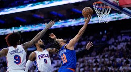 Hráč New Yorku Knicks Jalen Brunson zakončuje v zápase play-off proti Philadelphii 76ers.