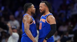 Hráči Miles McBride (vľavo) a Jalen Brunson oslavujú postup New Yorku Knicks.