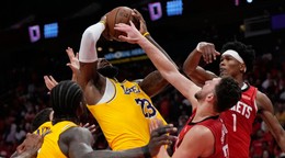 Basketbalista Los Angeles Lakers LeBron James v zápase 1. kola play-off NBA proti Houstonu.