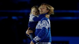 Jevgenij Pľučšenko so svojím synom Alexanderom na otváracom ceremoniáli ME 2018 v Moskve.