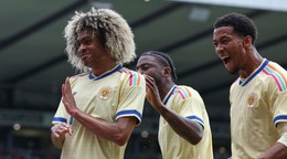 Futbalista Curacaa Tahiti Chong (vľavo) sa teší so spoluhráčmi z gólu.