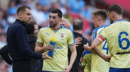 Na archívnej snímke z 25. apríla 2026 v Manchestri tréner Southamptonu Tonda Eckert (vľavo) sa rozpráva s hráčmi.