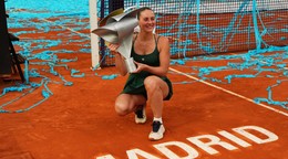 Ukrajinská tenistka Marta Kosťjuková pózuje s trofejou po víťazstve proti Mirre Andrejevovej z Ruska vo finále.