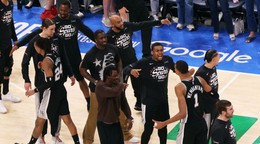 Hráč San Antonia Spurs  Victor Wembanyama (1) oslavuje so spoluhráčmi po výhre.