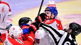 Dean Kukan a Adam Klapka v potýčke počas zápasu Česko - Švajčiarsko.