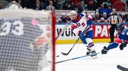 Americký hokejista Justin Faulk strieľa počas zápasu základnej A-skupiny Veľká Británia - USA.