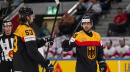 Nemecký hokejista Fabio Wagner (vpravo) sa raduje z gólu v zápase Nemecko - Veľká Británia.