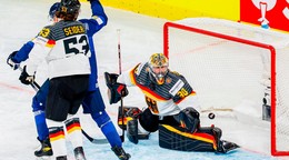 Brankár Nemecka Philipp Grubauer inkasuje gól od Fínska na MS v hokeji 2026.