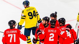 Kanada oslavuje gól v zápase proti Švédsku na MS v hokeji 2026. 