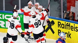 Švajčiarsko oslavuje gól v zápase proti USA na MS v hokeji 2026. 