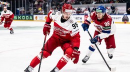 Dánsky útočník Nick Olesen v zápase proti Česko na MS v hokeji 2026.