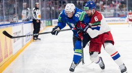 Slovinský hokejista Anže Kuralt (vľavo) a Michal Kempný z Česka počas zápasu základnej B-skupiny Slovinsko - Česko.