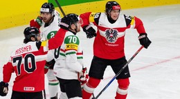 Rakúsky hokejista Vinzenz Rohrer (vpravo) sa teší z gólu počas zápasu základnej A-skupiny Rakúsko - Maďarsko na 89. majstrovstvách sveta v ľadovom hokeji v Zürichu.