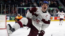 Rudolfs Balcers oslavuje gól proti Nemecku na MS v hokeji 2026.