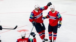 Jacob Berglund (vpravo) oslavuje hetrik.