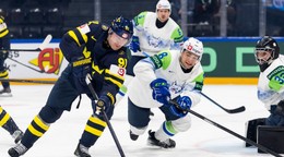 Na snímke Carl Grundström (vľavo) zo Švédska a Marcel Mahkovec (druhý sprava) bojujú o puk.