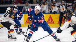 Matthew Tkachuk v drese USA proti Nemecku.