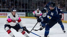 Aleksander Barkov v drese Fínska proti Veľkej Británii.
