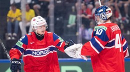 Nórsky hráč Noah Steen (vľavo) oslavuje s brankárom Henrikom Haukelandom po tom, ako skóroval počas zápasu základnej B-skupiny Nórsko - Švédsko.