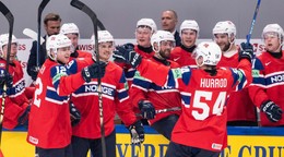 Hokejisti Nórska oslavujú gól v zápase Nórsko - Švédsko na MS v hokeji 2026. 