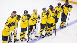 Sklamaní hokejisti Švédska po prehre s Nórskom na MS v hokeji 2026. 