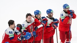 Sklamaní hokejisti Česka po prehre s Nórskom na MS v hokeji 2026.