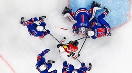 Fotka zo zápasu USA - Rakúsko na MS v hokeji 2026.