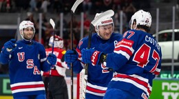 Hokejisti USA oslavujú gól proti Rakúsku na MS v hokeji 2026.