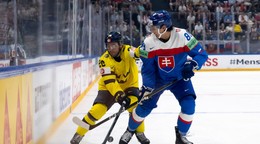 Erik Brannstrom a Martin Chromiak počas zápasu Slovensko - Švédsko na MS v hokeji 2026.