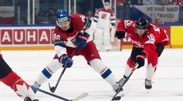 David Tomášek a Connor Brown počas zápasu Česko - Kanada na MS v hokeji 2026. 