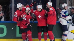 Švajčiarsko oslavuje gól proti Nórsku v semifinále MS v hokeji 2026.