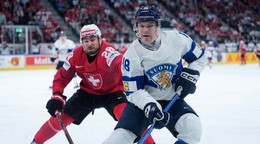 Timo Meier a Vili Saarijarvi počas finále MS v hokeji 2026 Švajčiarsko - Fínsko. 