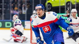 Kristian Pospíšil strieľa gól v zápase Slovensko - Nórsko na MS v hokeji 2026. 