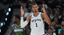 Victor Wembanyama (1) sa teší z triumfu San Antonia.