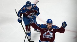 Vpredu Nathan MacKinnon a Artturi Lehkonen oslavujú gól proti Minnesote.