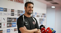 Na snímke tréner Spartaka Antonio Muňoz počas tlačového brífingu pred štartom letnej prípravy v Trnave.