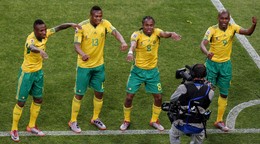 Siphiwe Tshabalala oslavuje so spoluhráčmi otvárací gól na MS vo futbale 2010.