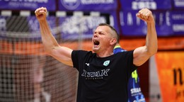 Hlavný tréner Tatrana Prešov Radoslav Antl sa raduje z víťazstva vo štvrtom zápase finále play off Niké Handball extraligy v hádzanej mužov medzi HK Bojnice a Tatran Prešov.