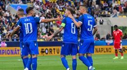 Hráči Slovenska, sprava Ľubomír Šatka, Ondrej Duda a László Bénes sa tešia z gólu spoluhráča Lukáša Haraslína.