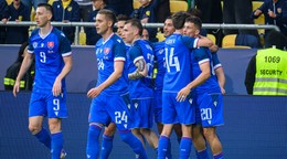 Na snímke hráči Slovenska sa tešia z víťazného gólu Rolanda Galčíka.