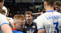 Na snímke tréner Michal Masný (Slovensko) dáva pokyny svojim zverencom počas oddychového času.