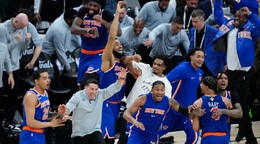 Basketbalisti New Yorku Knicks sa radujú po výhre v piatom stretnutí finále zámorskej NBA.