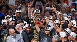 Basketbalisti New York Knicks s trofejou po výhre vo finále NBA.