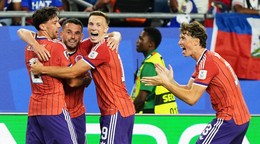 John McGinn (7) oslavuje so spoluhráčmi gól do siete Haiti na MS vo futbale 2026.