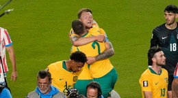 Futbalisti Austrálie oslavujú postup  zo skupiny na MS 2026.